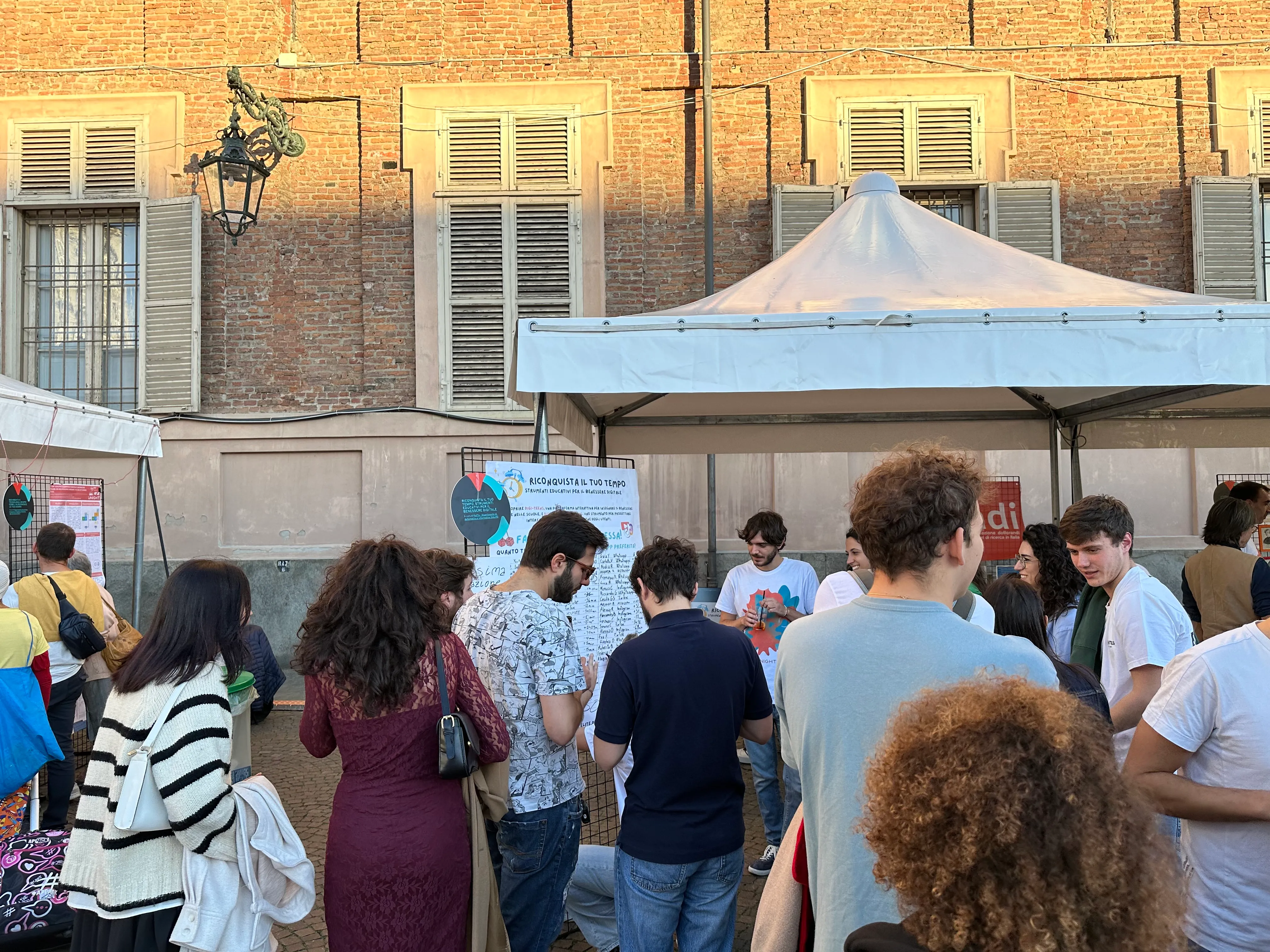 Visitatori dello stand che partecipano all'attività offline.